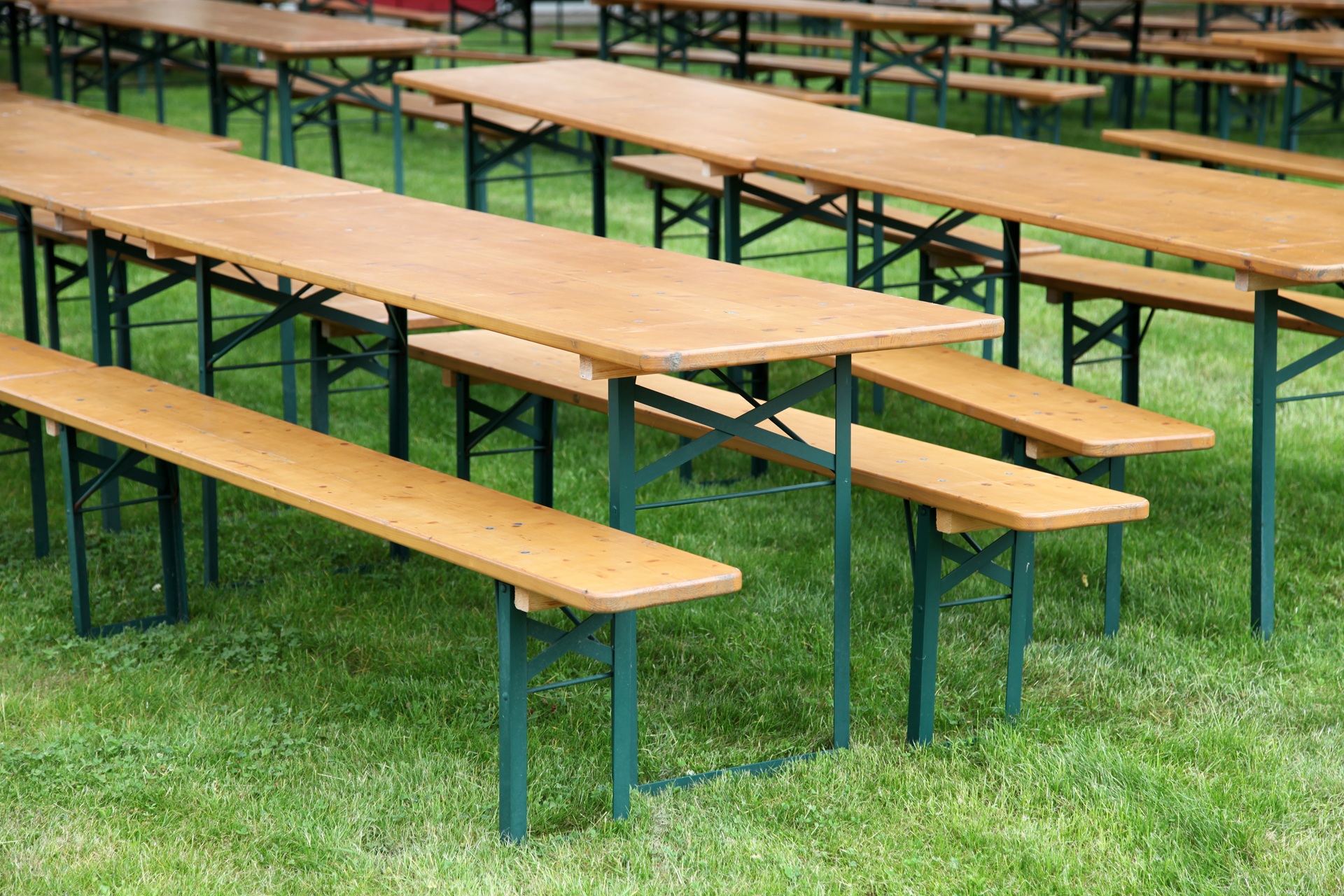 Tische und Baenke auf Wiese | Biergartengarnitur