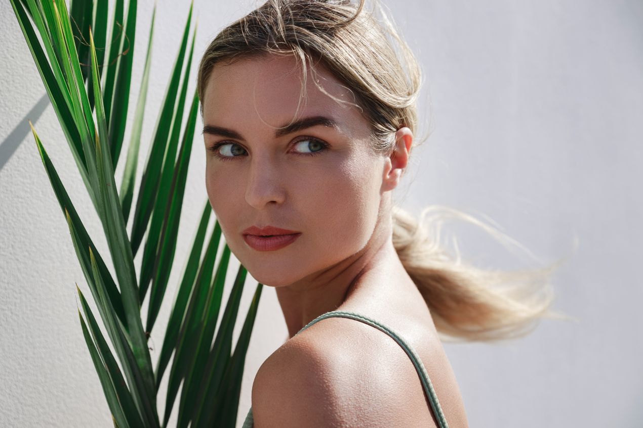 Frau mit klarer Haut und Naturmotiv – sanfte Anti-Aging-Methode ohne Facelift oder OP