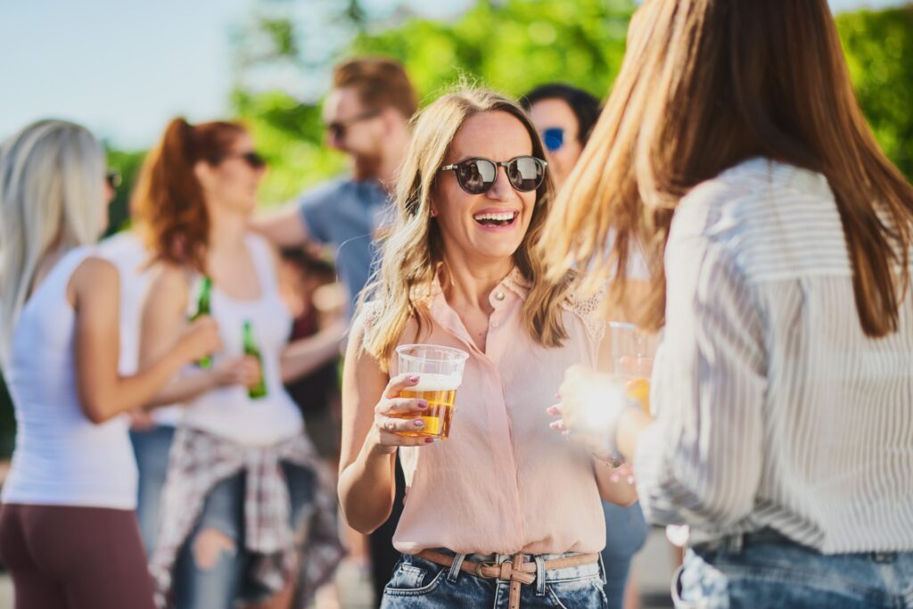 Gelaute Gartenparty mit Drinks | Biergartengarnitur