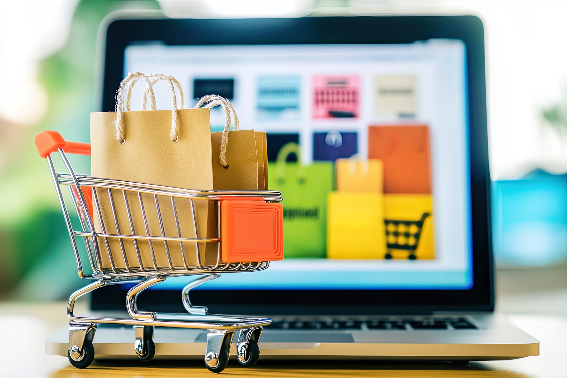 Einkaufstaschen im Warenkorb vor Laptop | Amazon Full Service Agentur

