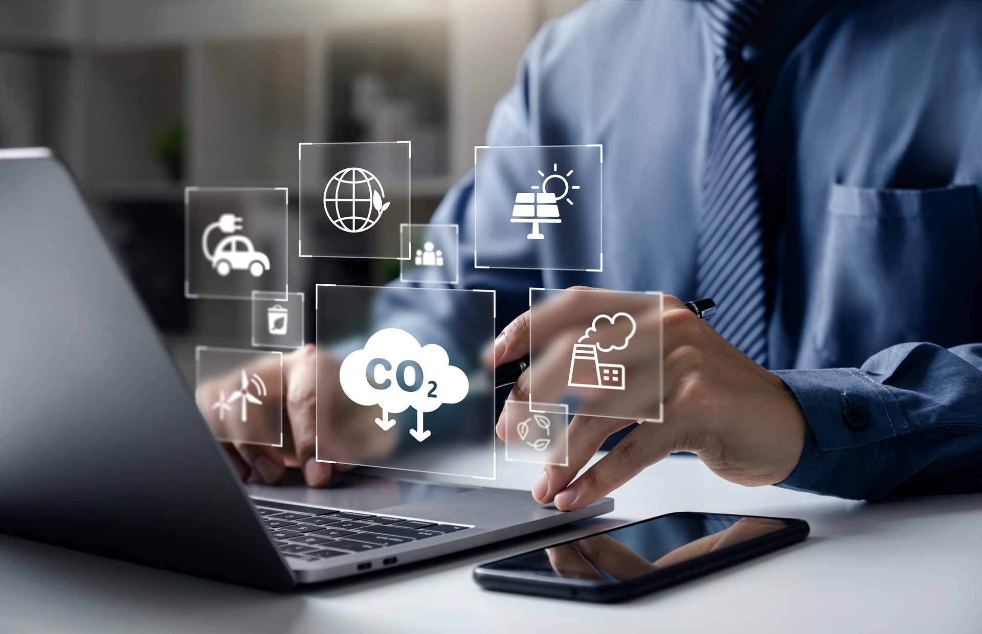 Laptop mit Symbolen fuer CO2 Reduktion | betriebliche Gesundheitsförderung