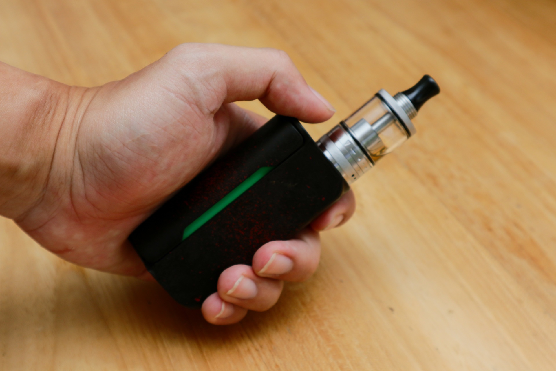Hand mit moderner E-Zigarette | Elf Bar Vape