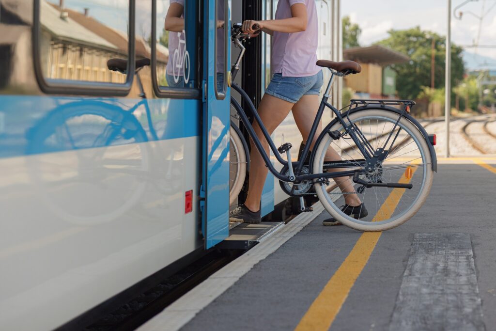 Fahrrad wird in einen Zug geschoben | Fahrradgarage